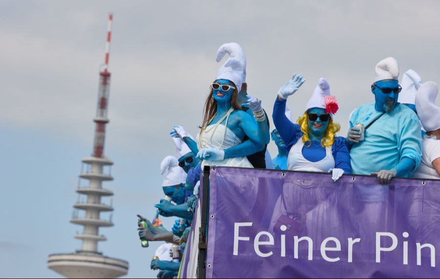 Hier färbten sich Menschen zum Spass blau.
