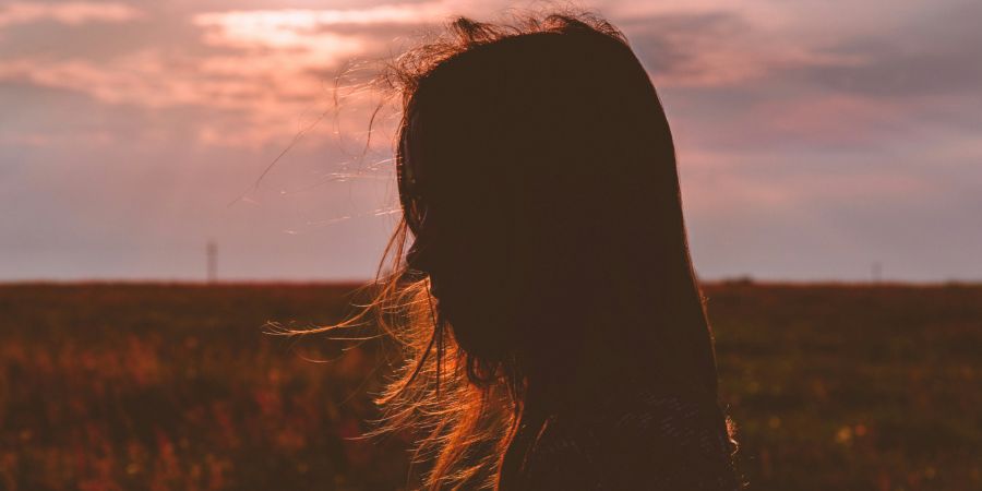 Frau im Abendlicht von der Seite