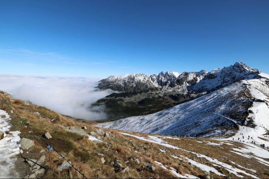 Die Wege waren zum Teil mit Schnee und Eis bedeckt und der Aufstieg deshalb gefährlich. (Symbolbild)