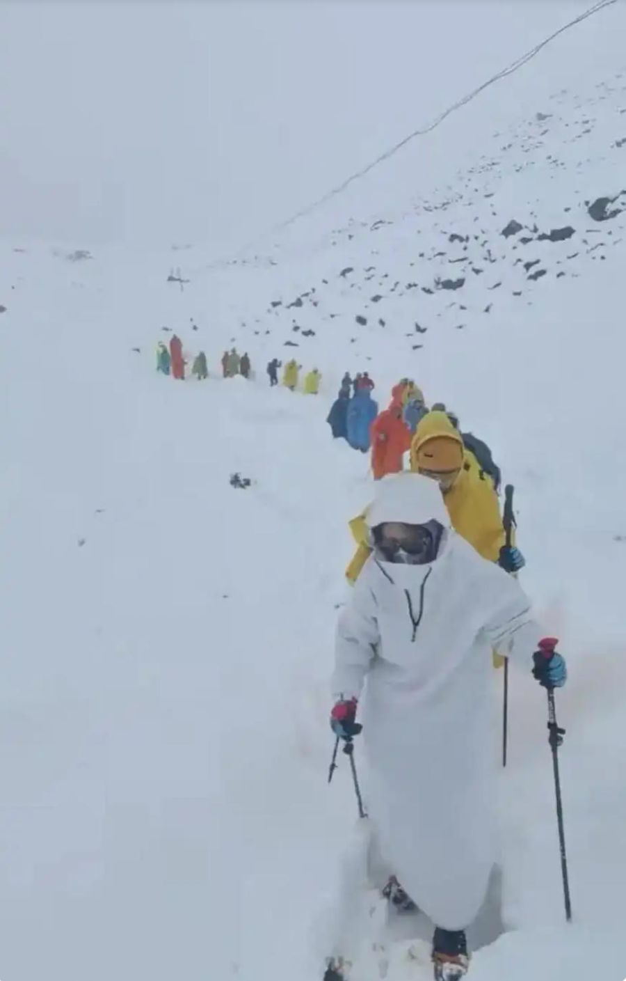 Das Bild zeigt laut einem indischen Journalisten die Touristinnen und Touristen, die wegen eines Sturms auf dem Mount Everest festsitzen.