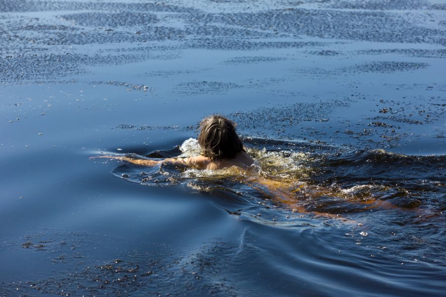 frau badet in kalten wasser, rückansicht