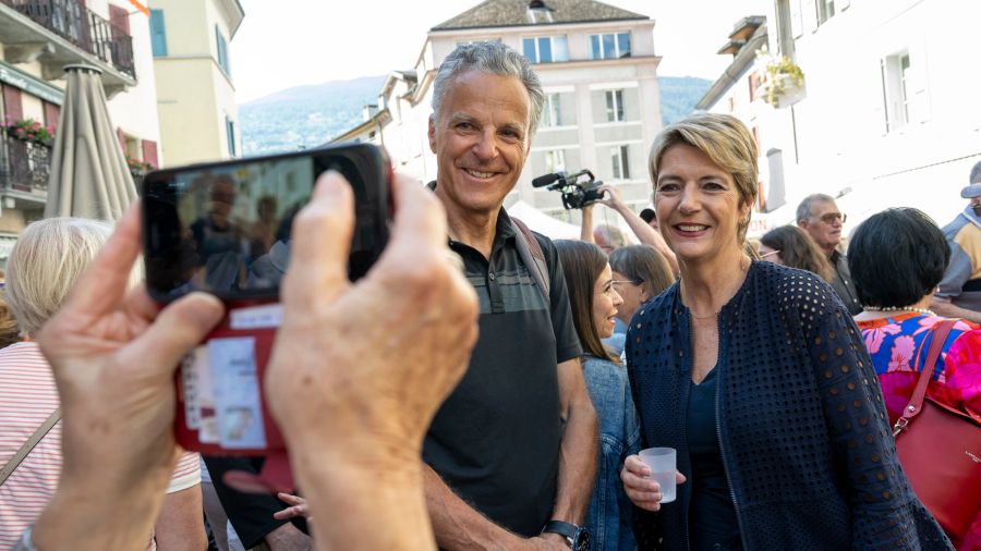 Bundesrätin Karin Keller-Sutter posiert für ein Erinnerungsfoto während des Apéros am Vormittag des 27. Juni 2024 in Sitten VS.