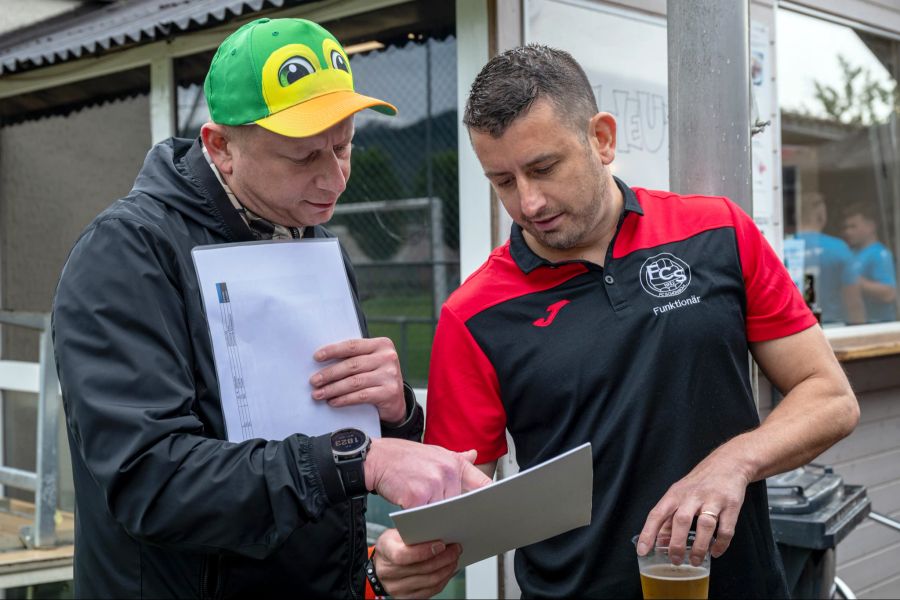 Eventmoderator Urs Sahli (links) bespricht sich mit Andreas Haldemann (FC Schönbühl, rechts).