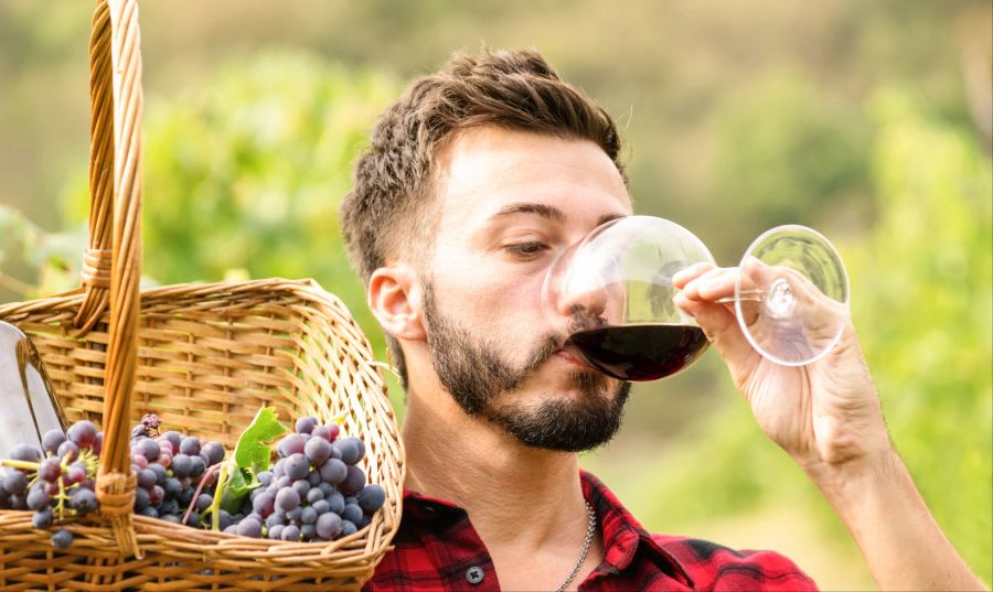 Mann trinkt ein Glas Wein