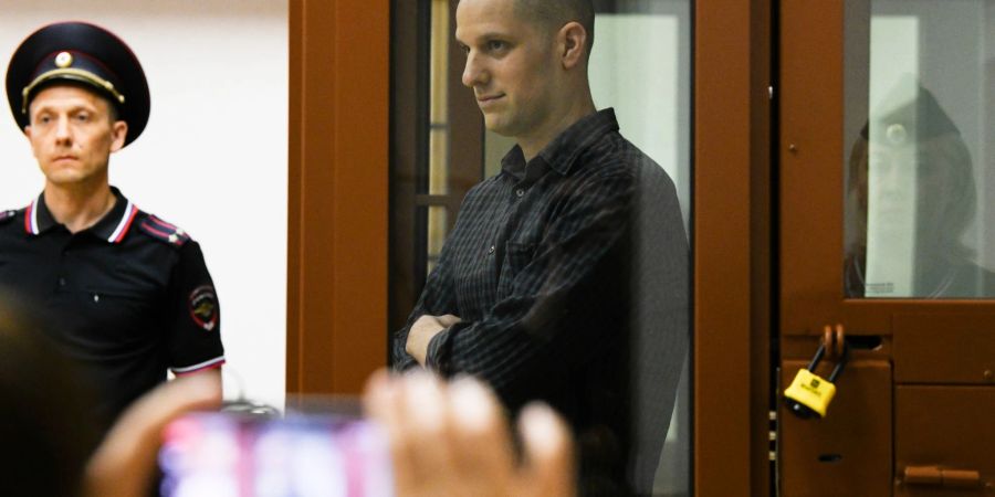 Der US-Reporter Evan Gershkovich steht in einem Glaskäfig in einem Gerichtssaal in Jekaterinbur: Ihm wird Spionage vorgeworfen.