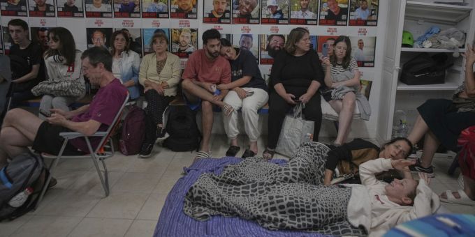 Menschen in Tel Aviv verbringen bange Stunden in den Bombenschutzkellern. Israel Iran Mideast Wars