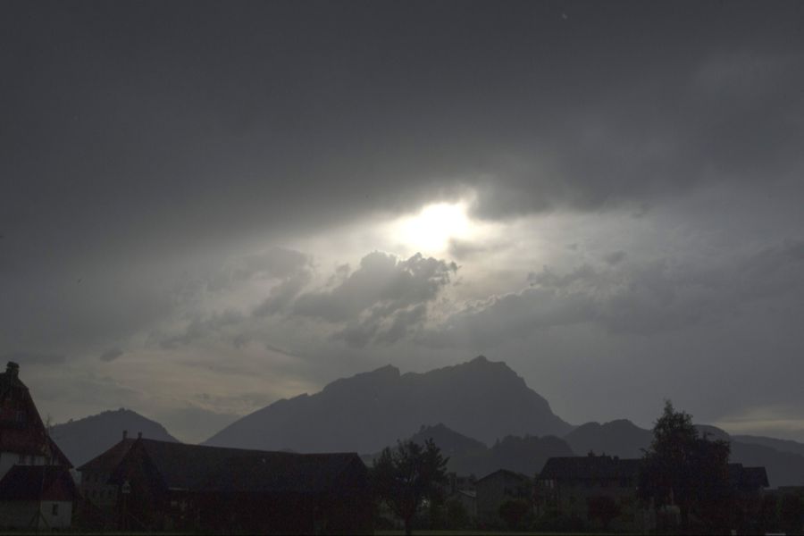 Am Sonntag kommt es zu einem Wetterumschwung: Gewitter und Schauer werden erwartet. (Symbolbild)