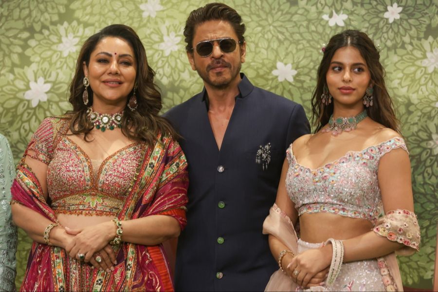 Zu der 500-Millionen-Hochzeit kamen zahlreiche Prominente wie der Schauspieler Shah Rukh Khan (Mitte). (Archivbild)