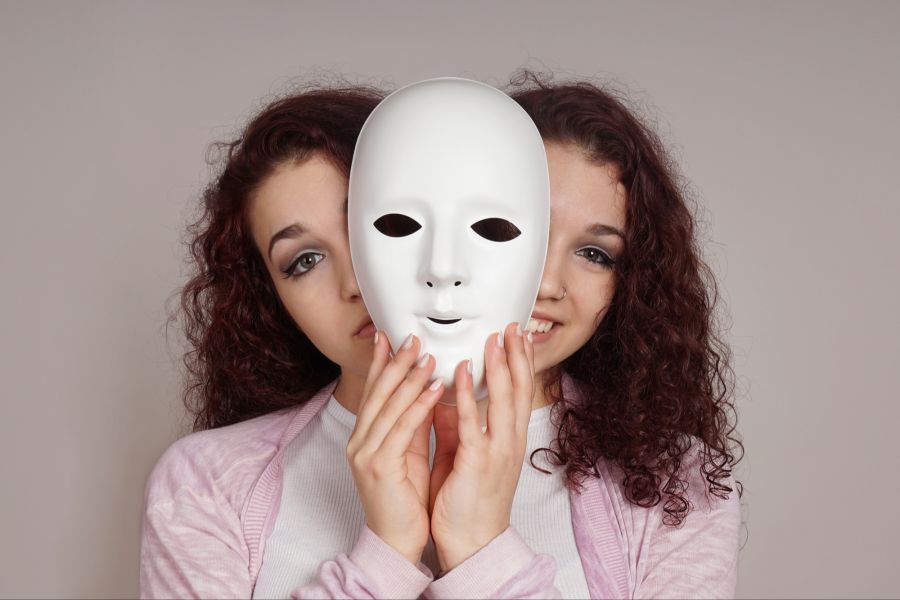 Frau mit Maske und zwei Gesichtern