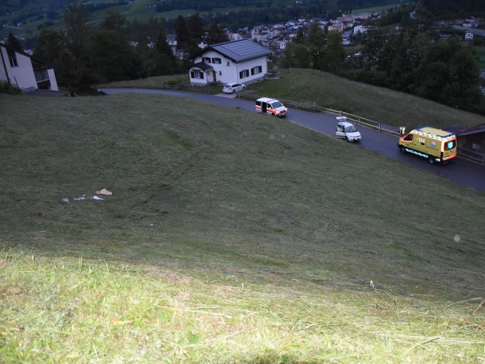 Das Auto stürzte einen Abhang hinab. Unfallstelle