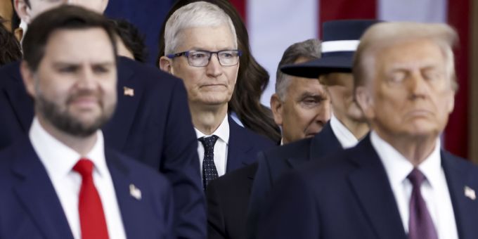 Donald Trump gefällt es so gar nicht, dass Apple iPhones für den US-Markt in Indien produziert. trump apple