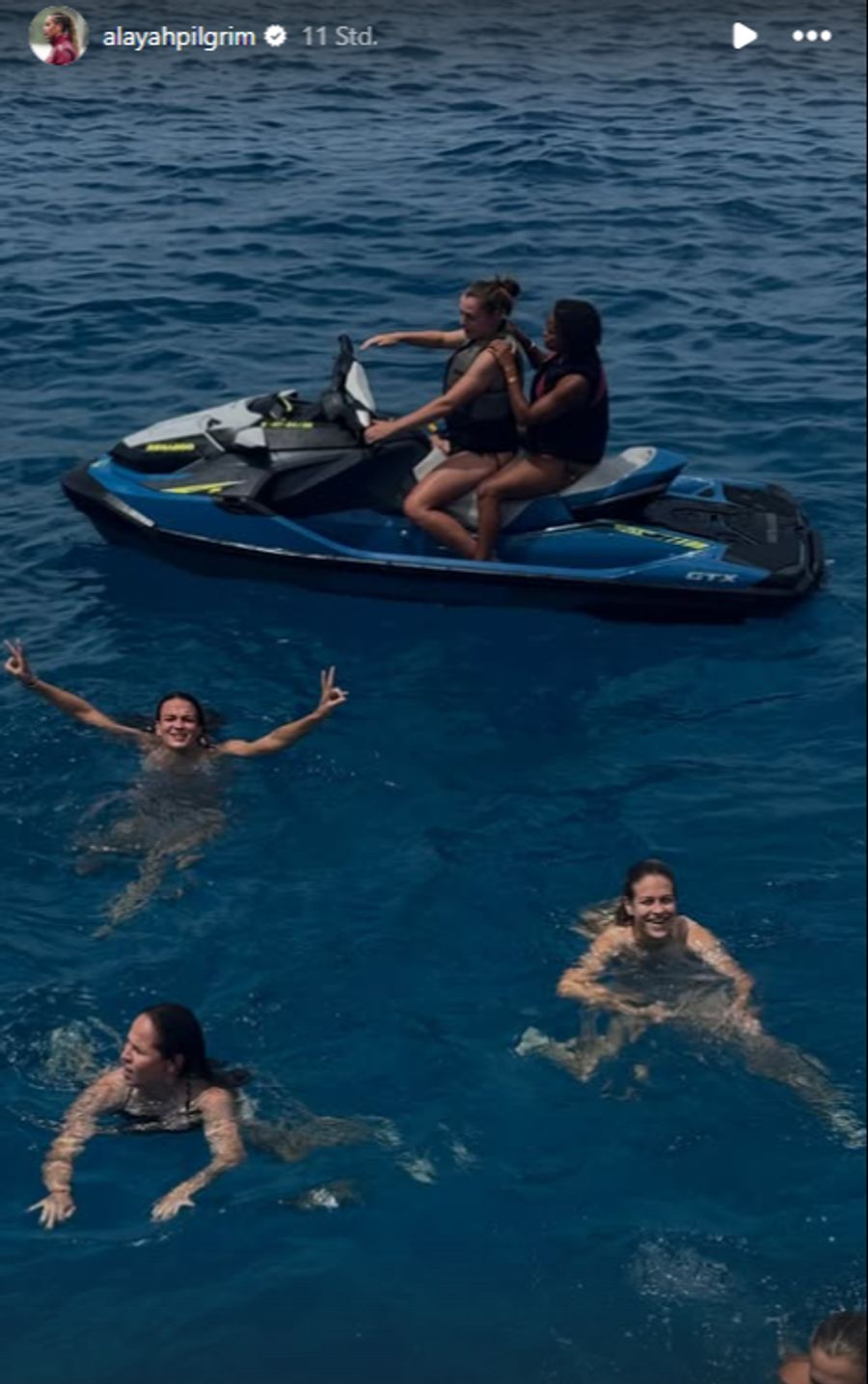 Die drei Torschützinnen Riola Xhemaili, Geraldine Reuteler und Nadine Riesen schwimmen im Wasser.