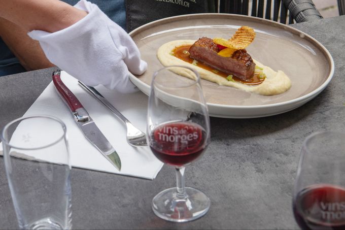 Morges-Wein begleitet die «Route Gourmande». Wein Teller servieren Rot