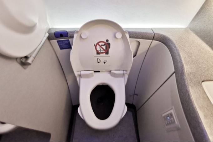 Die Bordtoilette – oft beengt, manchmal belagert und selten ein Ort zum Verweilen. Toilette Flugzeug