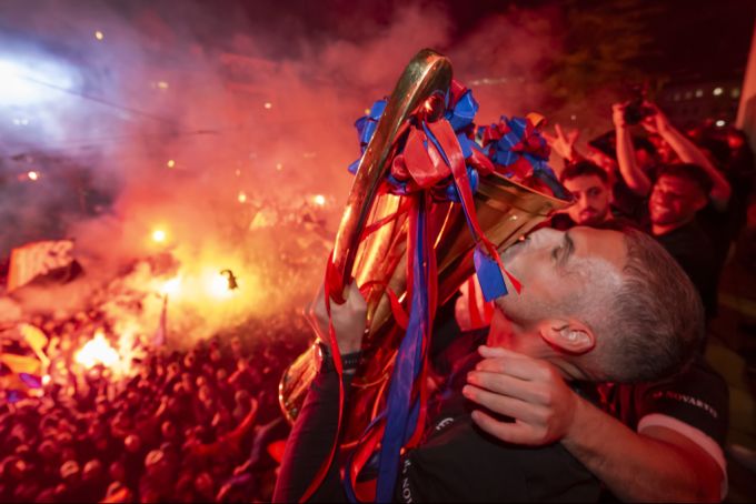 Fabio Celestini küsst den Meisterpokal auf dem Barfüsserplatz. Der 49-Jährige führt den FCB zum ersten Meistertitel seit acht Jahren. fc basel fabio celestini
