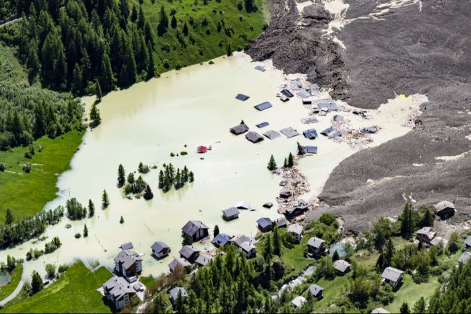 Noch wird das Wasser der Lonza hinter dem Schuttkegel von Blatten VS zurückgehalten. Die hohen Temperaturen tagsüber könnten den See aber rasch ansteigen lassen. Blatten VS