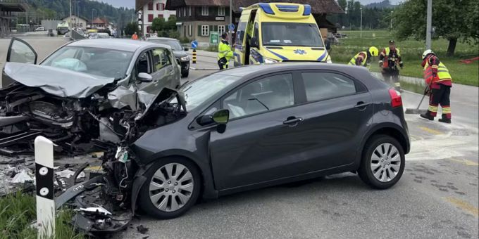 In Ramsei bei Lützelflüh sind zwei Autos frontal kollidiert. Schwere Kollision