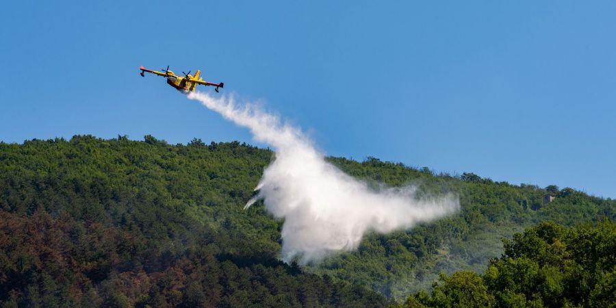 Die Brandbekämpfung aus der Luft ist gerade in unwegsamem Gelände oft die einzige Möglichkeit, die Flammen direkt zu bekämpfen.