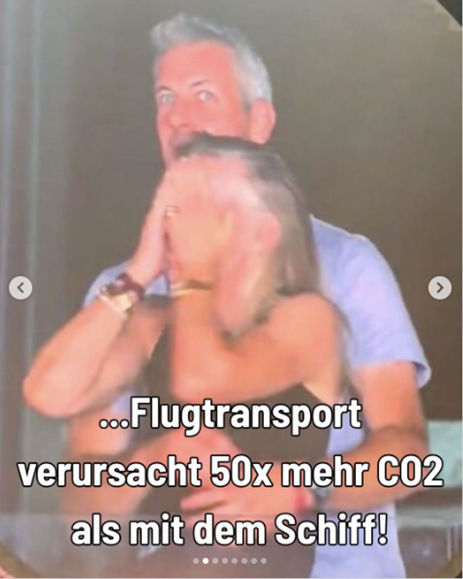 Auf dem nächsten Foto hat das heimliche Paar soeben realisiert, gerade gross auf der Leinwand vorgeführt zu werden. Der Verein kommentiert dramatisch: «... Flugtransport verursacht 50x mehr