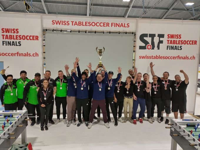 Ob Pascal Schürpf nächste Saison hier ebenfalls beim Pokal-Stemmen mithilft? GC Pascal Schürpf