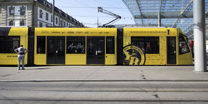 Das Meistertram darf weiter durch Bern fahren – diesmal aber zu Ehren des Frauen-Teams von YB. (Archiv) YB