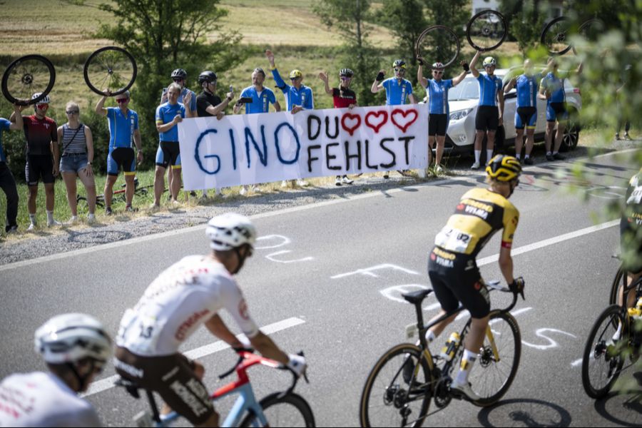 An der Unfallstelle wird eine Gedenkstätte für Gino Mäder eingeweiht.