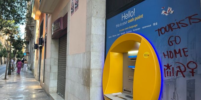 Klare Worte: «Tourists go home» steht auf einem Geldautomaten auf Mallorca. Mallorca