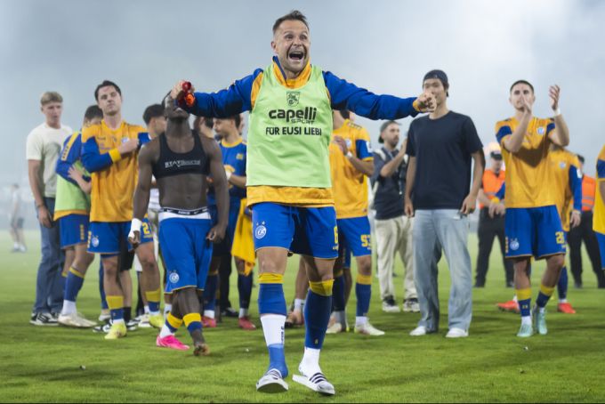 Captain Amir Abrashi feiert den Klassenerhalt mit GC. GC