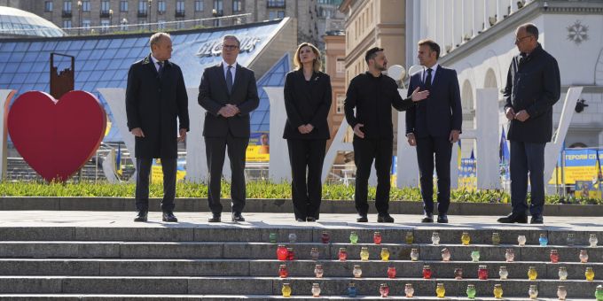 Am Denkmal für die gefallenen ukrainischen Soldaten auf dem Unabhängigkeitsplatz in Kiew. Unabhängigkeitsplatz