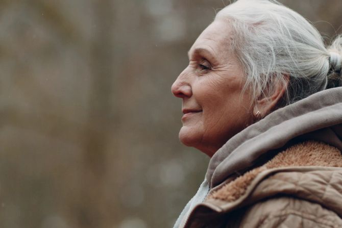 Lächelnde Seniorin