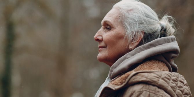Lächelnde Seniorin