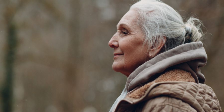 Lächelnde Seniorin