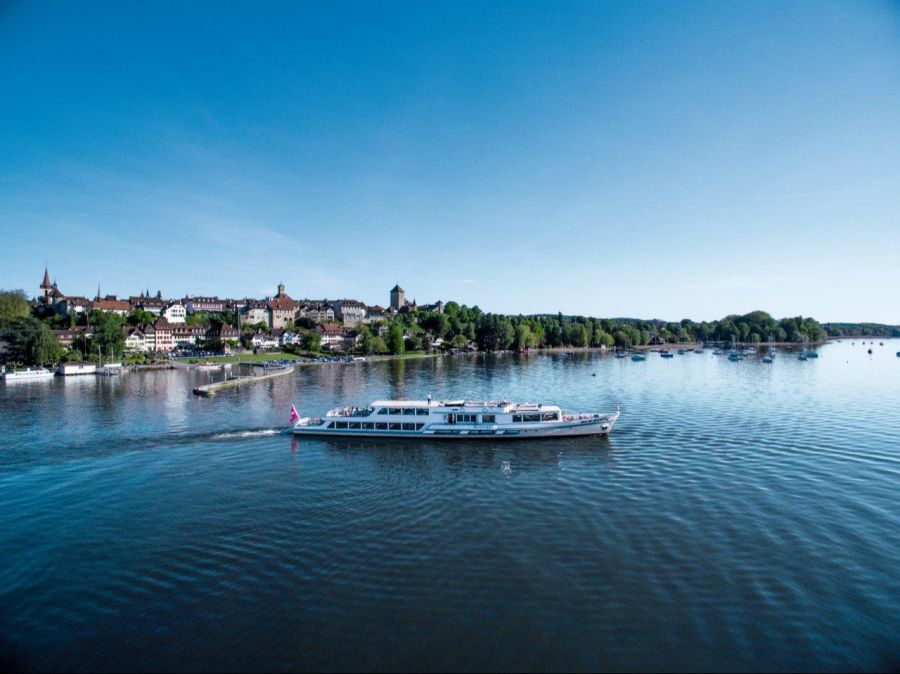 Die Schifffahrt auf dem Murtensee verbindet Genuss und Natur.