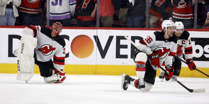 Die New Jersey Devils mit Captain Nico Hischier (hinten rechts) scheiden in der NHL aus. NHL