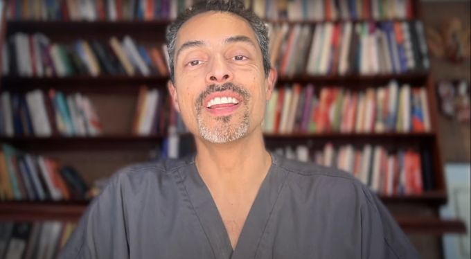 Dr. Julian De Silva spricht über die möglichen Folgen nach einer Behandlung. Dr. Julian De Silva
