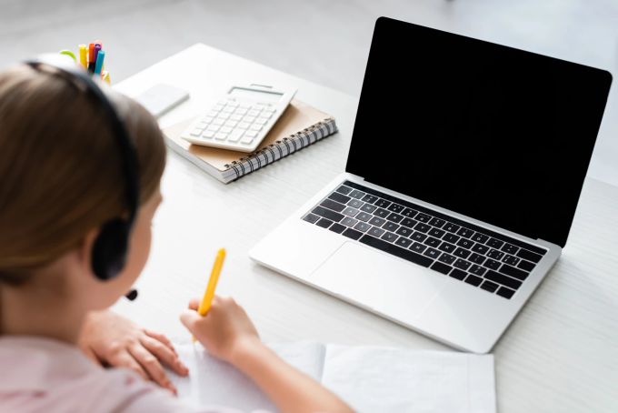 Die Corona-Pandemie hat die Digitalisierung in Schulen massiv vorangetrieben. (Symbolbild) corona schulen digital symbol