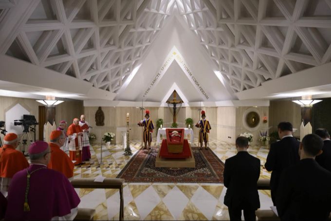 Papst Franziskus verstarb am Ostermontag. Papst aufgebahrt st bischofswahl