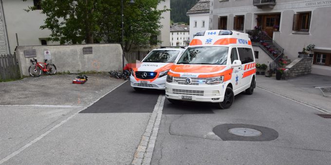 La Punt-Chamues-ch GR: Velofahrer bei Selbstunfall schwerverletzt. La Punt-Chamues-ch GR