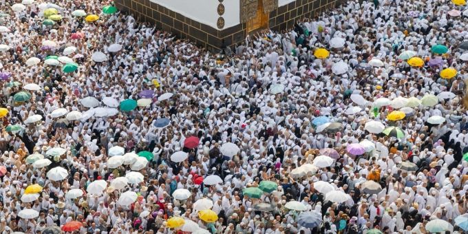 Muslimische Pilger umrunden die Kaaba, das heiligste Heiligtum des Islam, in der Grossen Moschee während der Hadsch. Muslimische Pilger umrunden die Kaaba, das heiligste Heiligtum des Islam, in der Grossen Moschee während der Hadsch.