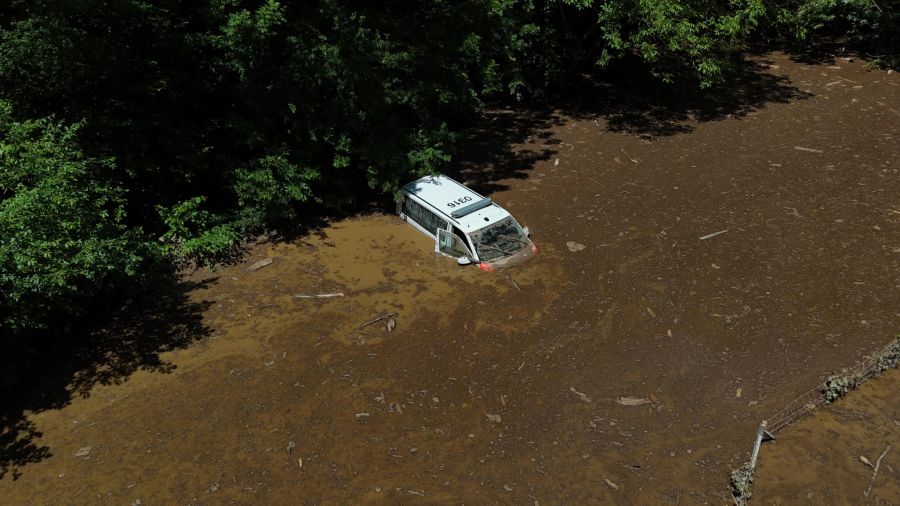 Dabei brachten sie sich selbst in Gefahr: Sie konnten sich zwar retten, doch ihr Dienstauto wurde vom Fluss mitgerissen.