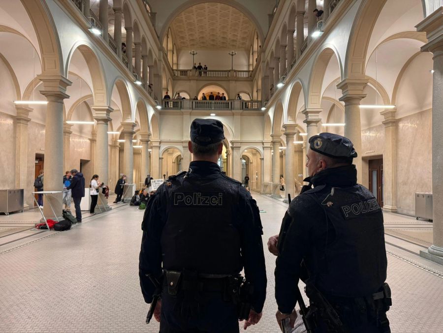 Erste Polizisten betreten auch bereits das Gebäude.