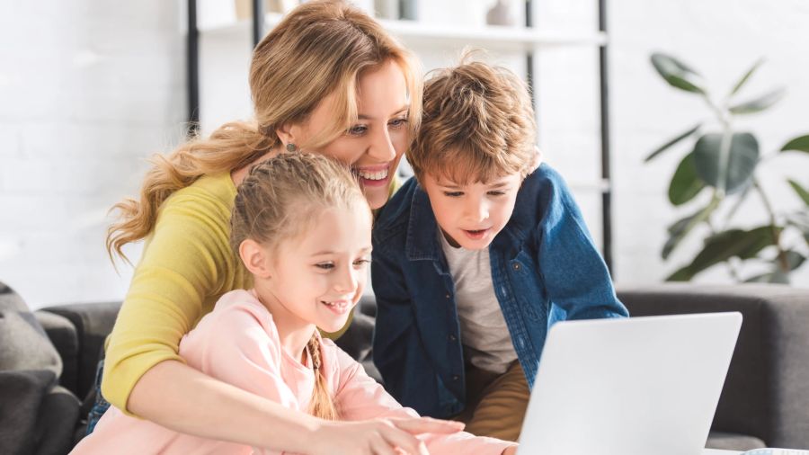 familie am laptop, heller raum als hintergrund