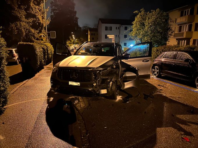 Nach dem Unfall flüchteten die Insassen zu Fuss weiter. Verursacherfahrzeug