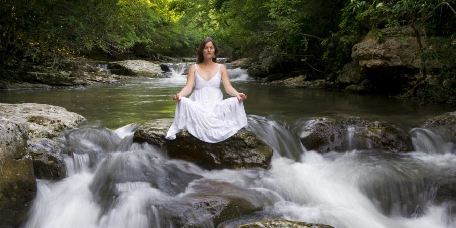 frau, meditation, weisses kleid, wasser, fluss