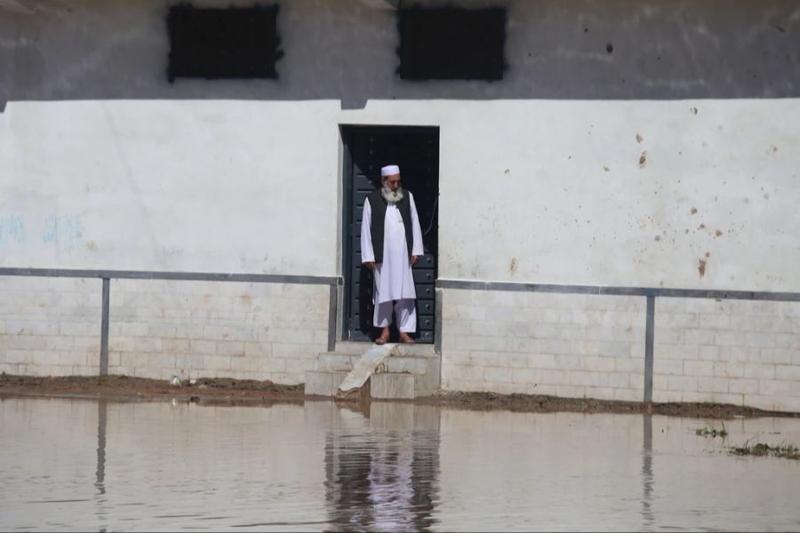 Ein Wohnhaus in Pakistan steht in den Fluten.