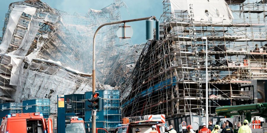 Das Mauerwerk der ausgebrannten Hälfte der historischen Börse in Kopenhagen ist eingestürzt.