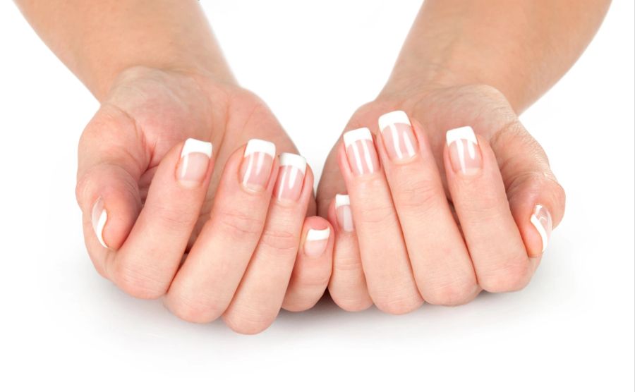 Frau mit Fingernägeln im Design der French Manicure.