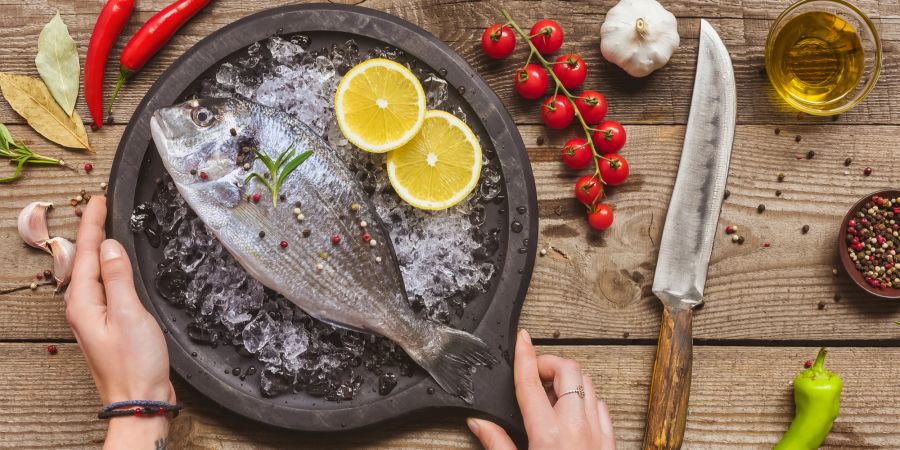 Fisch auf Eis mit Zitrone, Zubereitung.