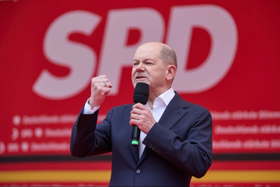 Um dem entgegenzuwirken, drängt er den deutschen Bundeskanzler Olaf Scholz dazu, Taurus-Marschflugkörper in die Ukraine zu schicken.