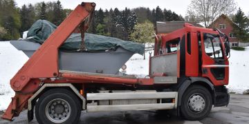 Muldenlastwagen verliert Ladung.